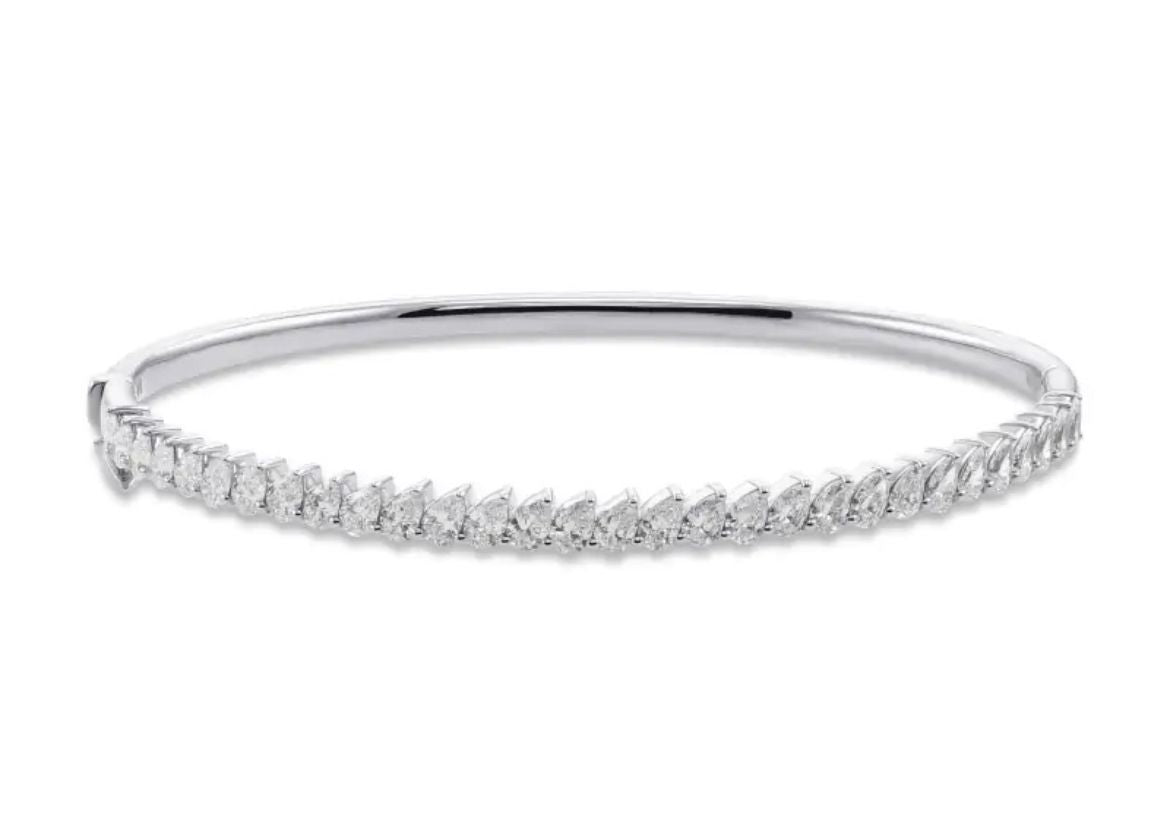 4.06 carat pear bracelet 18K